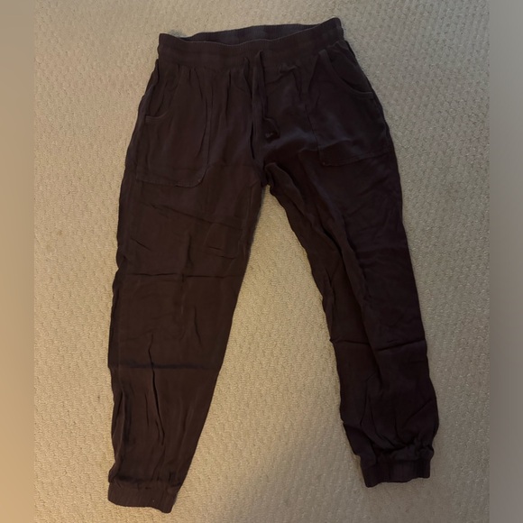 Burgundy American Eagle capri jogger - Picture 2 of 4